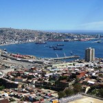("Vista Valparaíso" by Pablo Trincado from Santiago de Chile, Chile - bahia de valparaiso. Licensed under CC BY 2.0 via Wikimedia Commons - https://commons.wikimedia.org/wiki/File:Vista_Valpara%C3%ADso.jpg#/media/File:Vista_Valpara%C3%ADso.jpg)